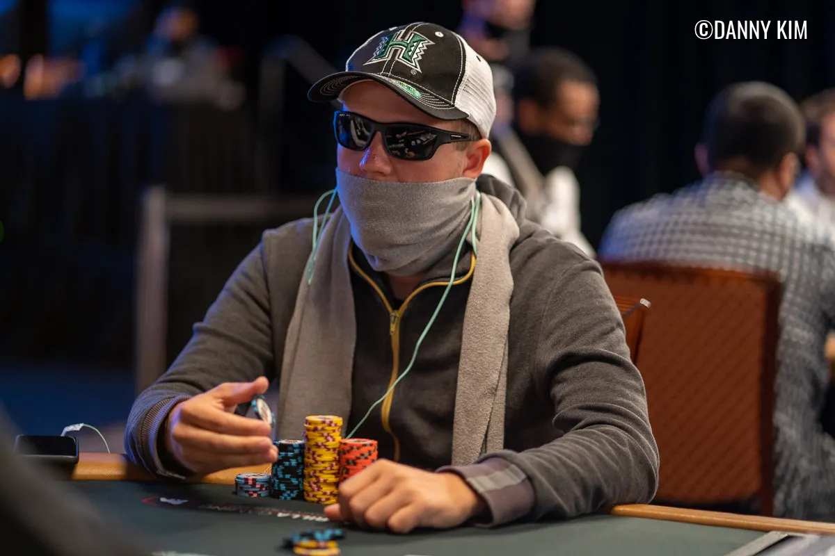 Gábor Szabó stacking chips at the WSOP